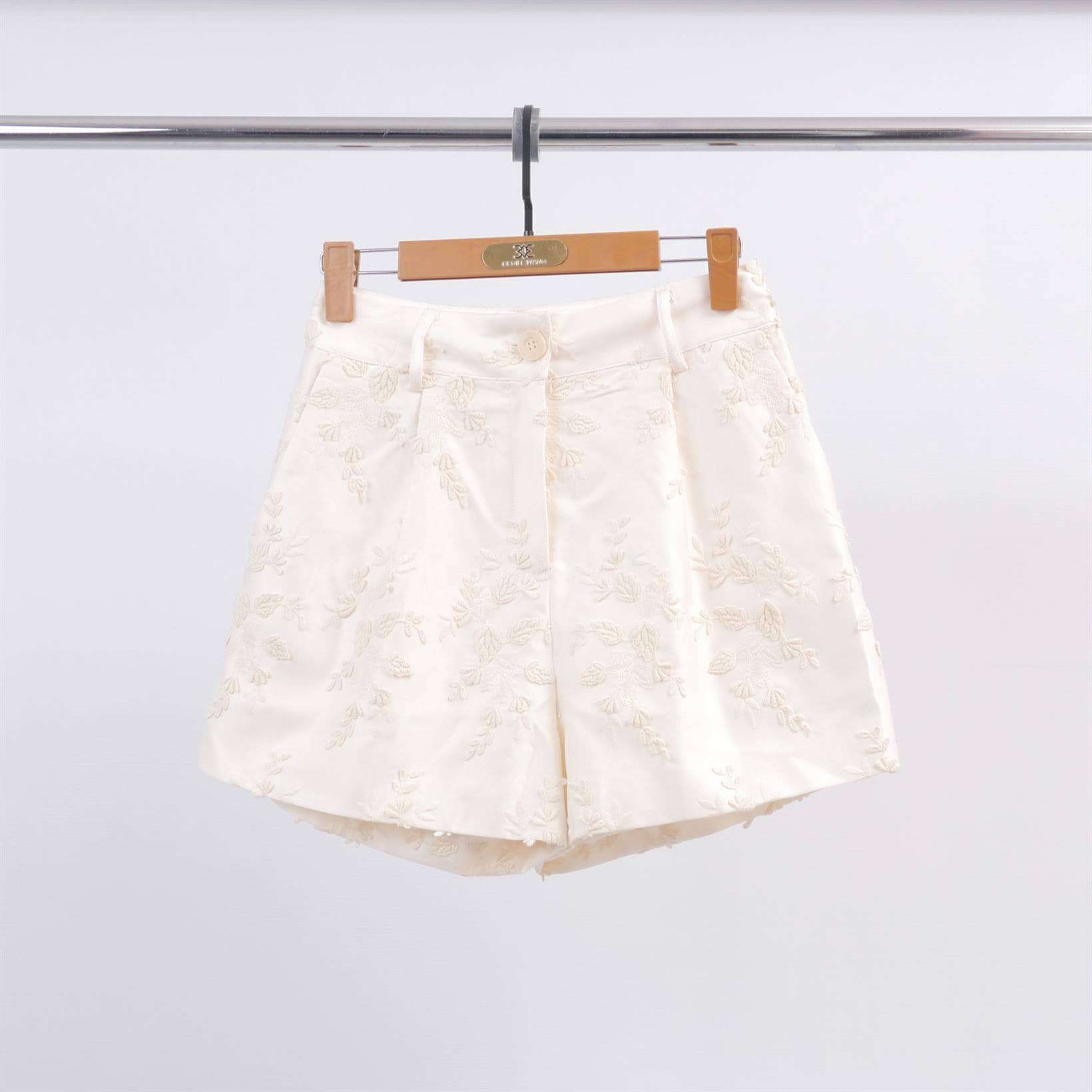 Shorts in raso con ricamo floreale