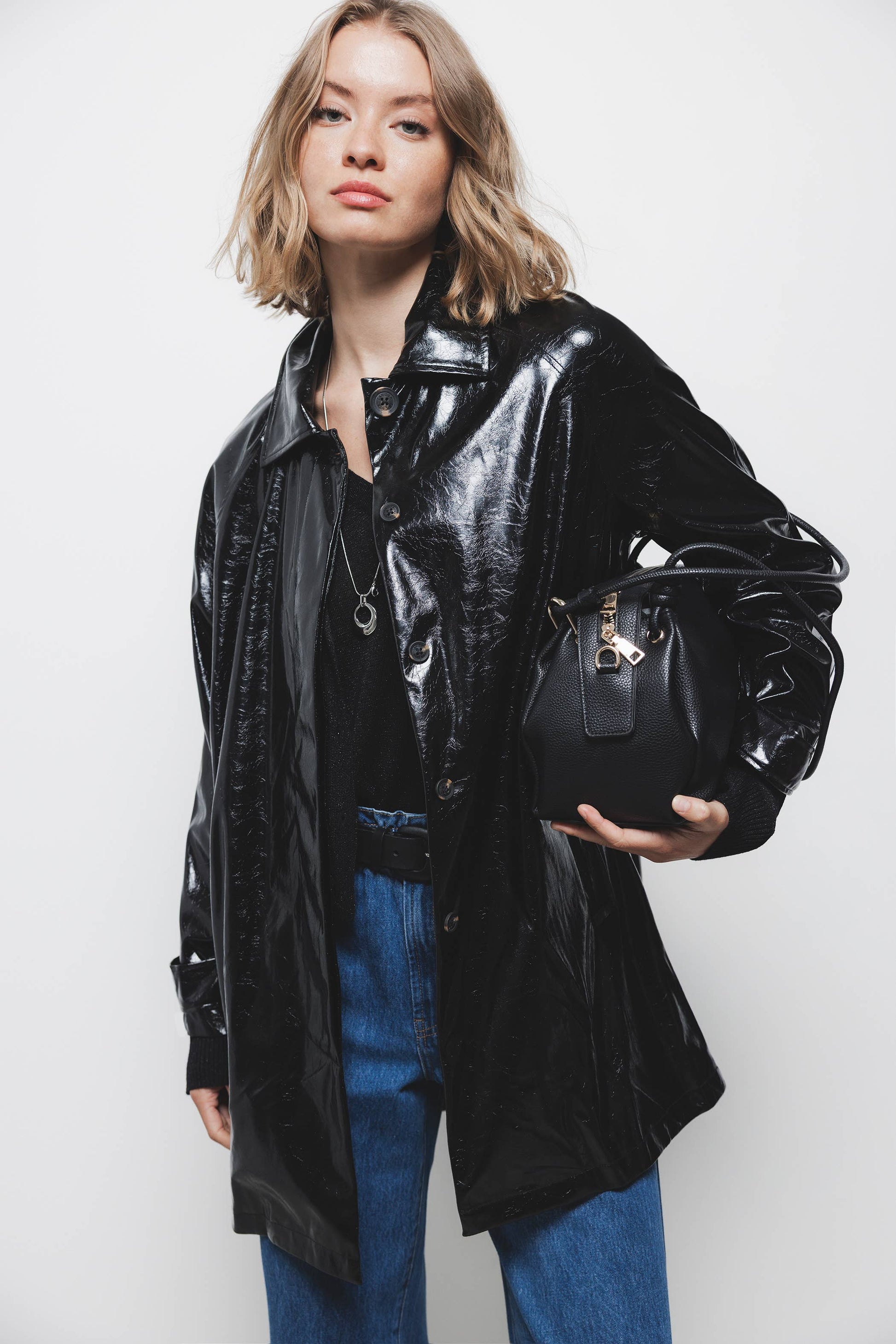 Trench coat effetto pelle nero lucido