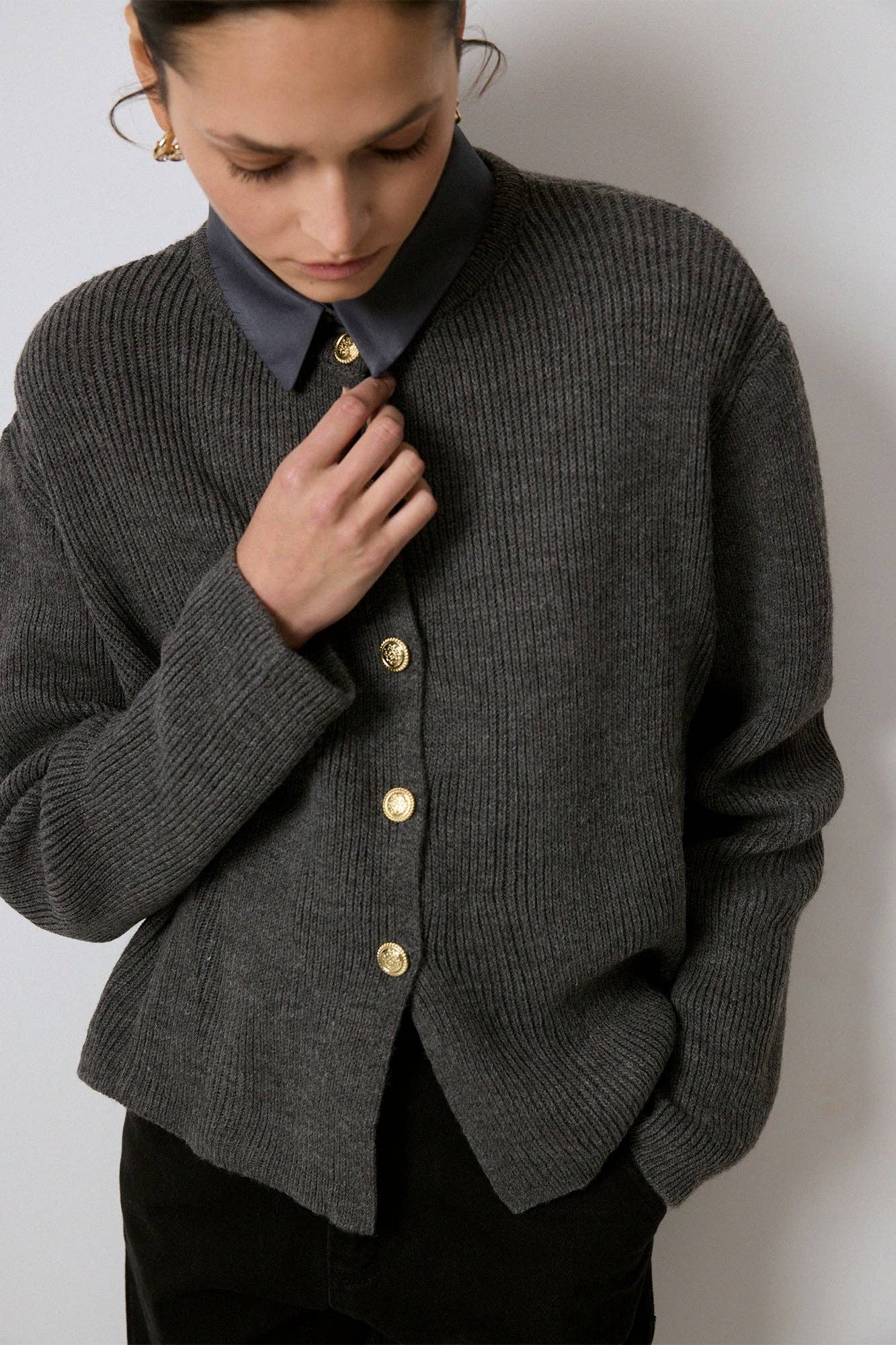 Cardigan in maglia antracite con bottoni dorati
