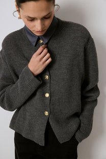 Cardigan in maglia antracite con bottoni dorati