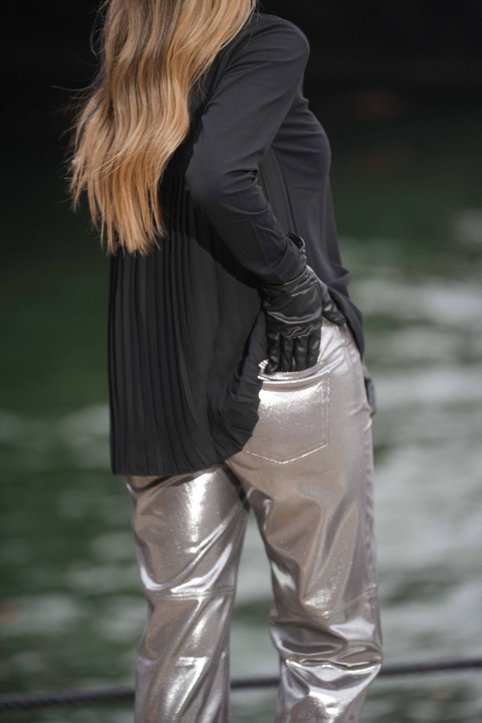 Pantaloni metallizzati argento a vita alta