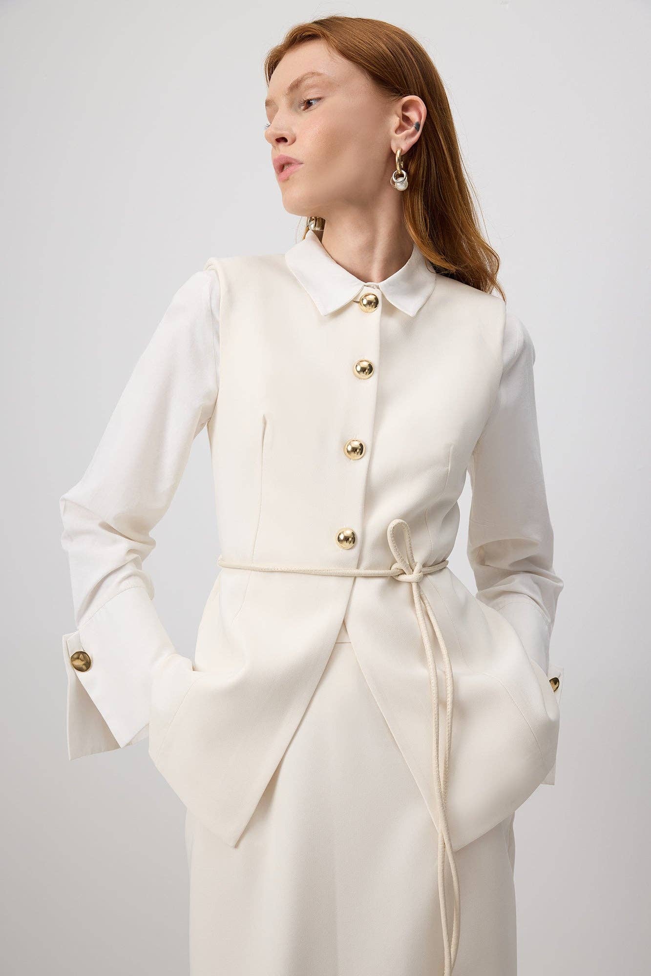Gilet aderente crema con bottoni dorati