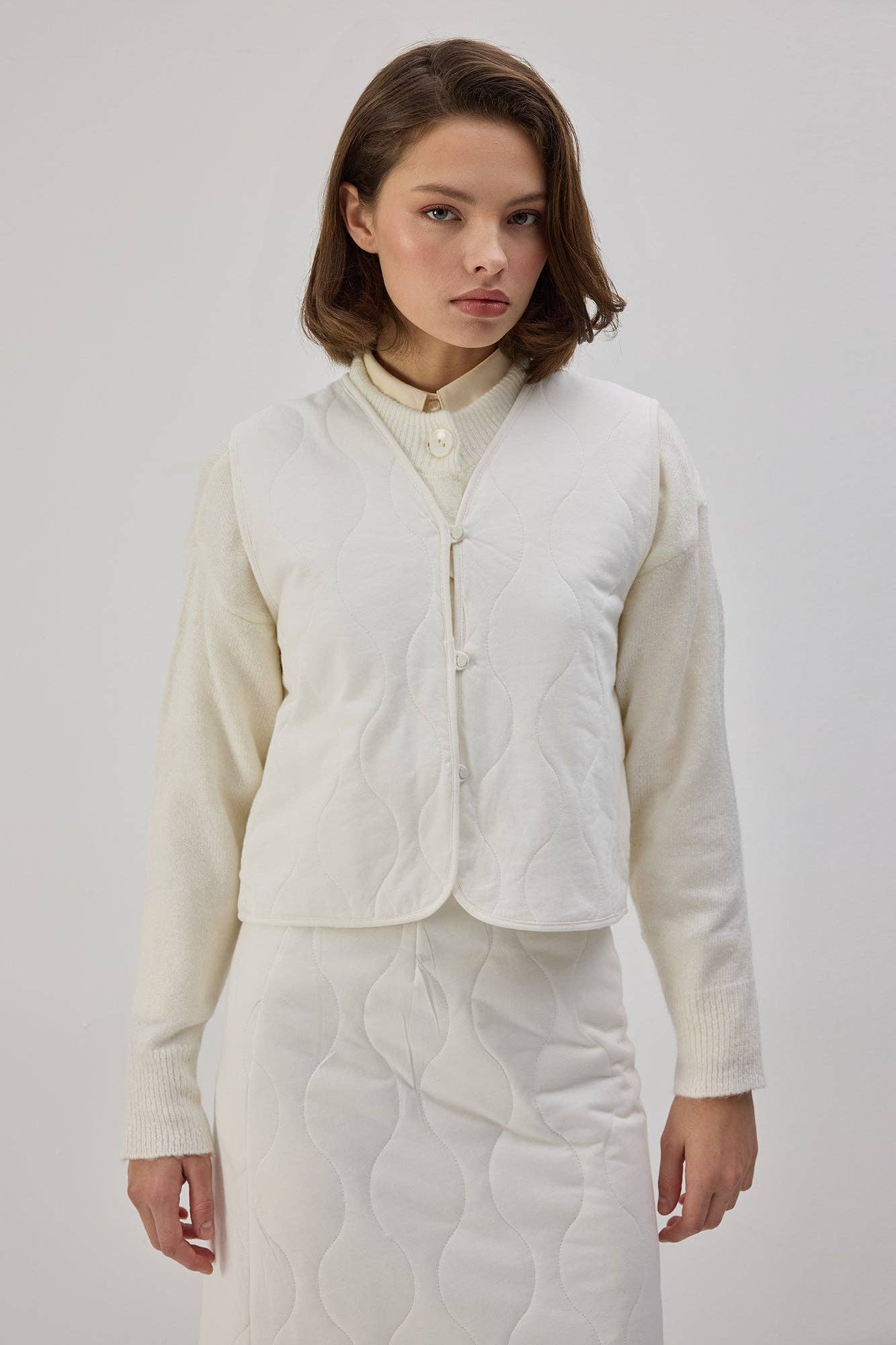 Completo ecru con gilet trapuntato e gonna lunga