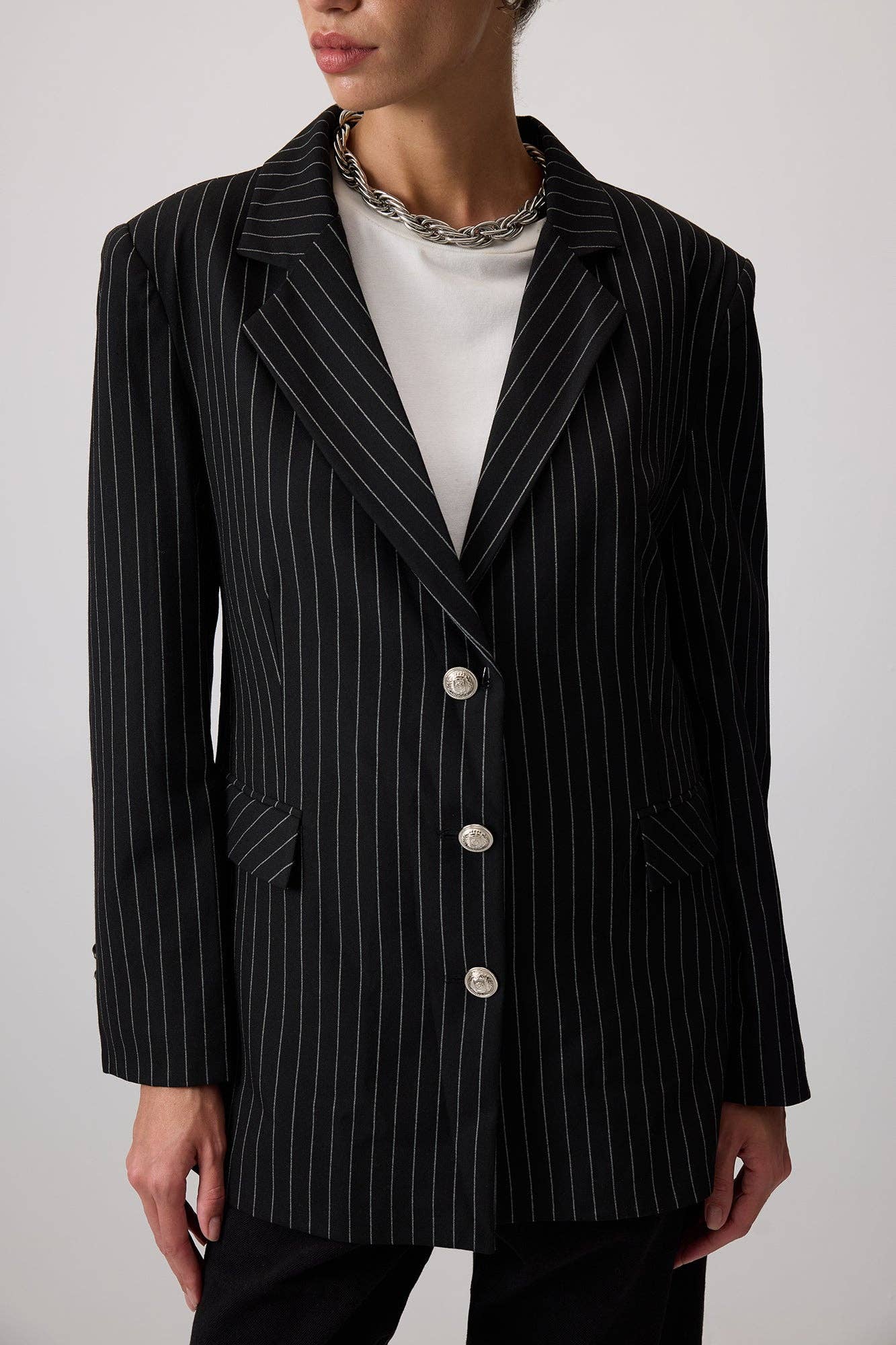 Blazer gessato nero con bottoni metallici