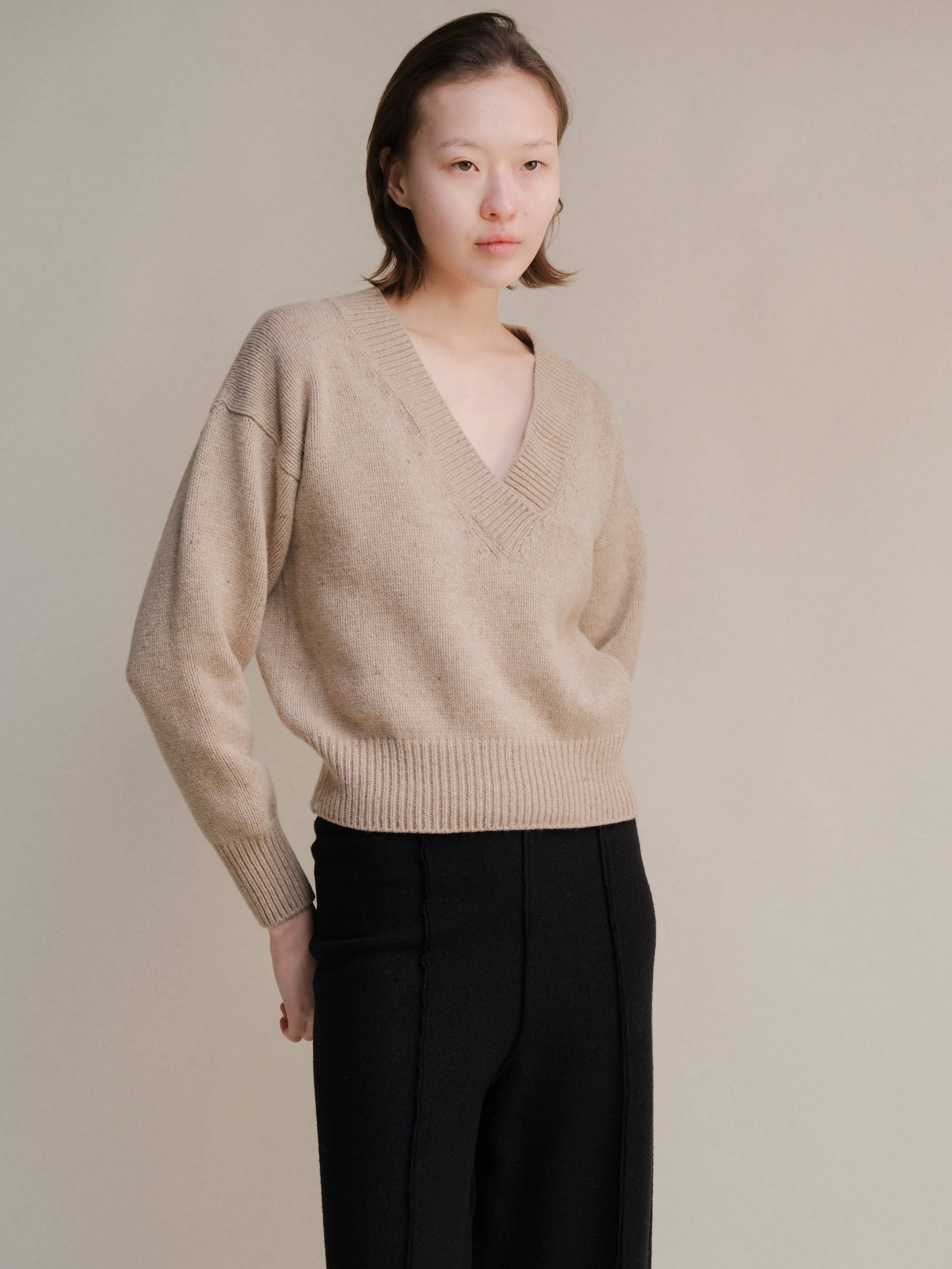 Maglione corto tweed con doppio scollo a V