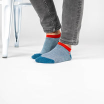 Calzini alla caviglia a righe blu, bianche e rosse