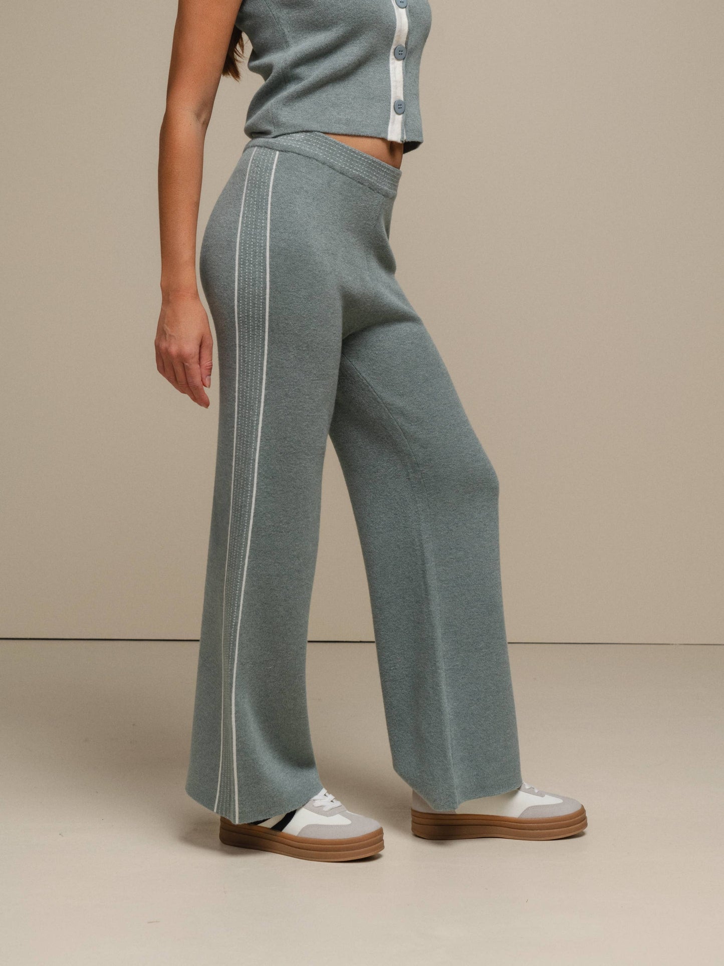 Pantaloni in maglia a gamba ampia con profili a contrasto
