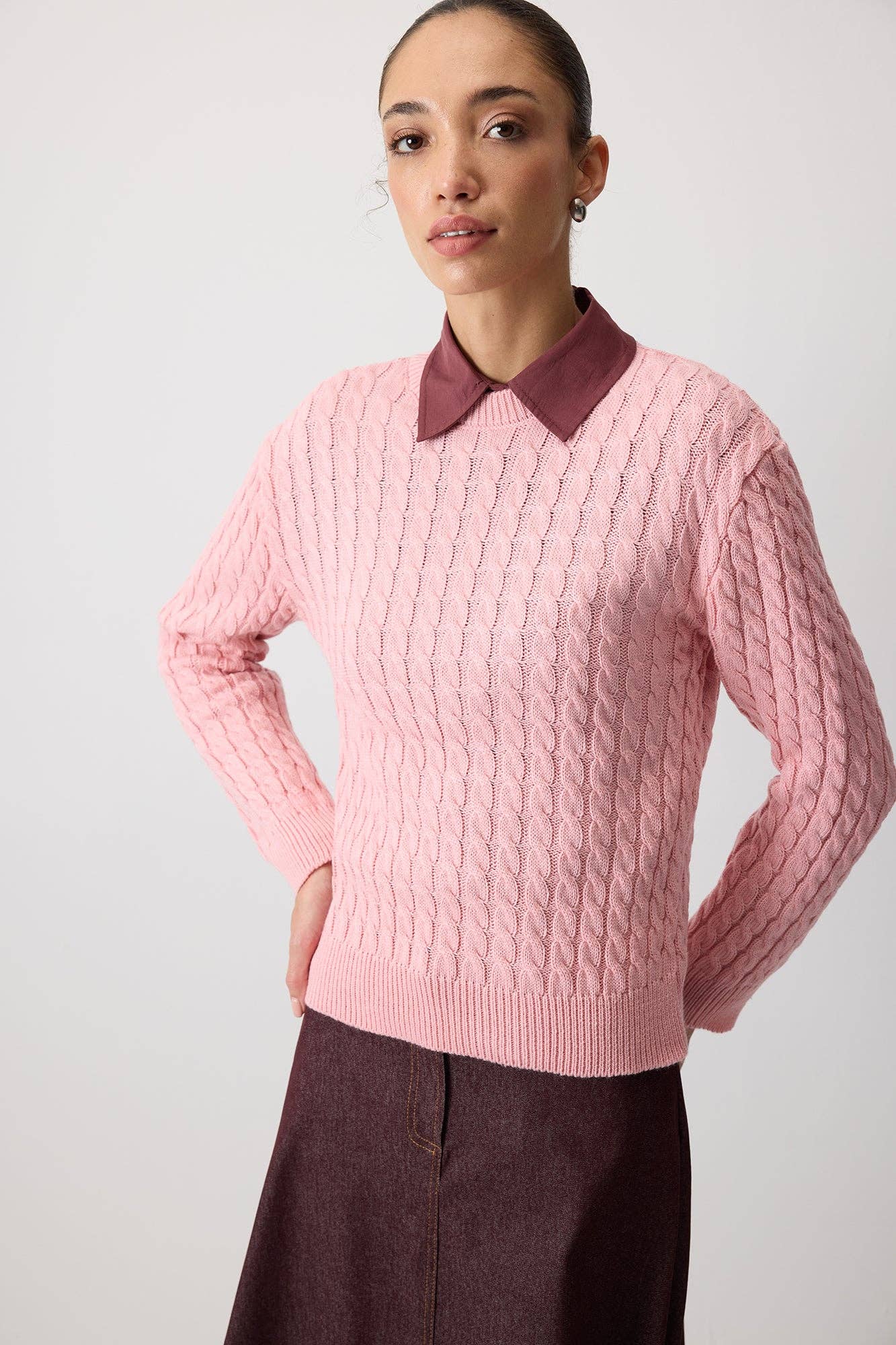 Maglione in maglia a trecce con colletto a contrasto