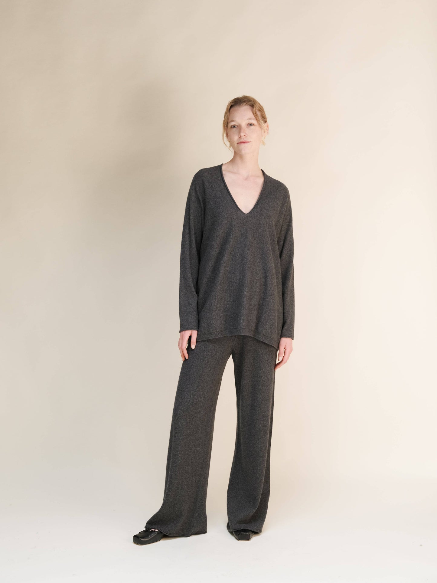 Maglione lungo con scollo a V profondo in misto cashmere