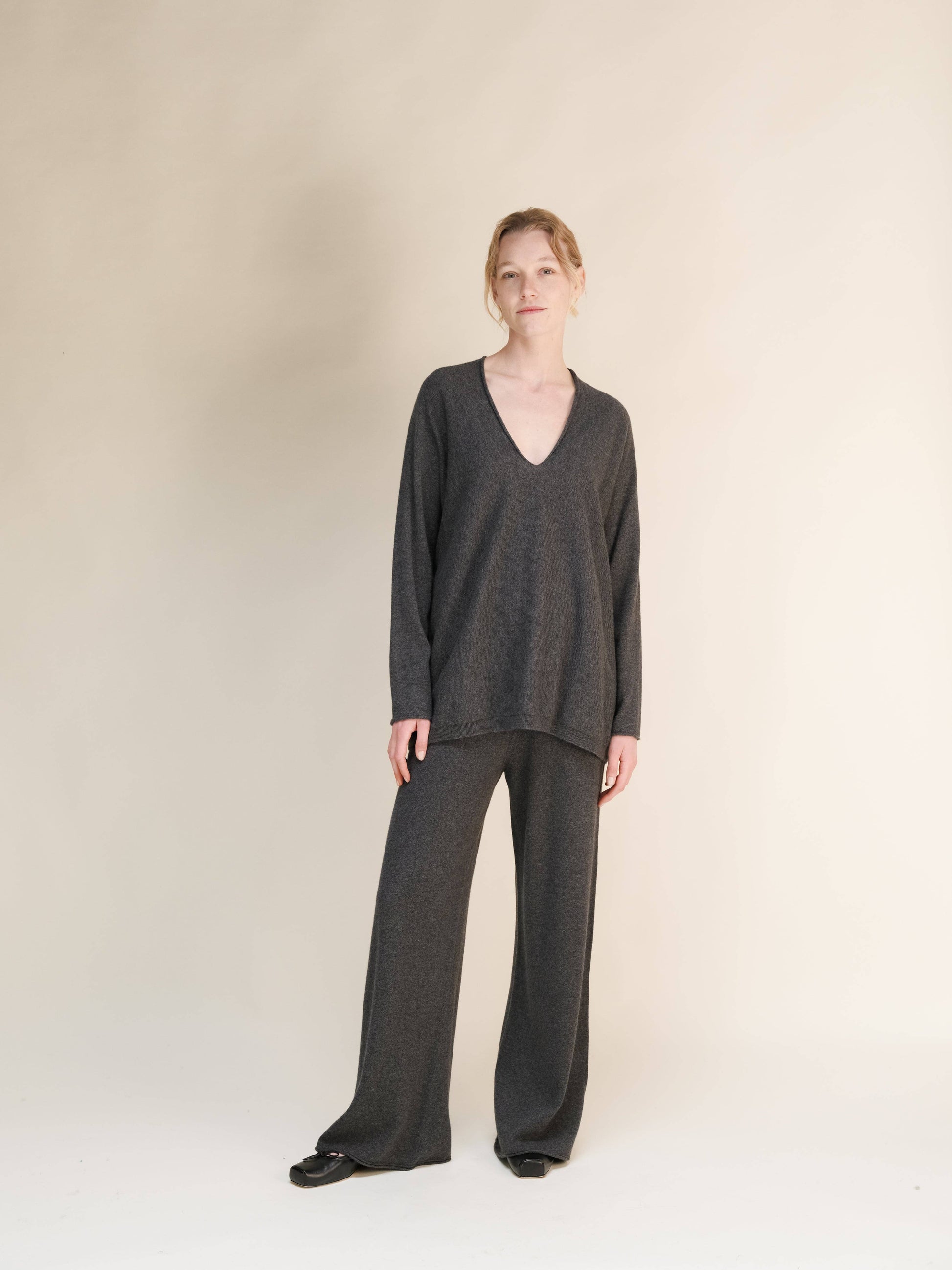 Maglione lungo con scollo a V profondo in misto cashmere