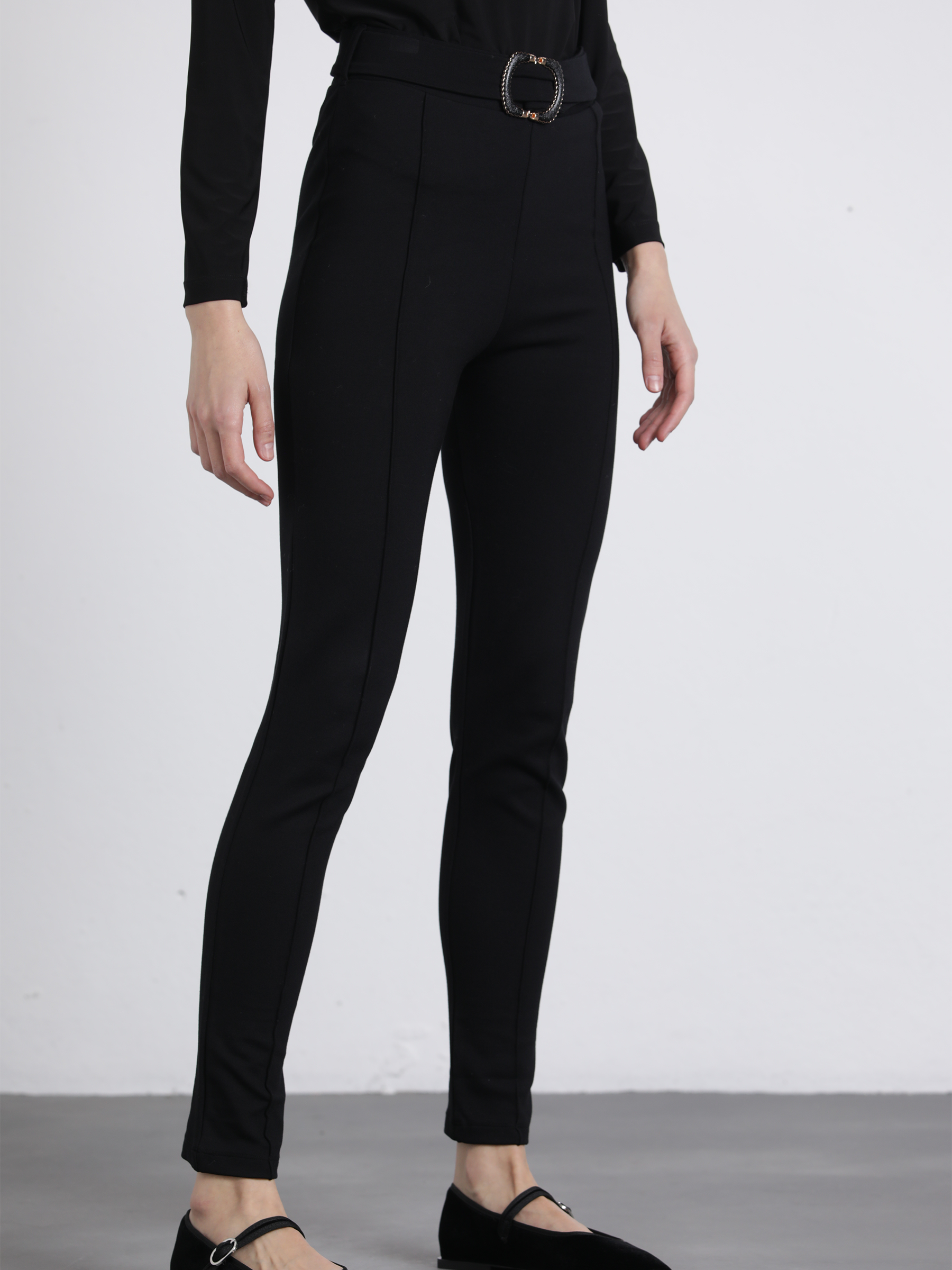 Pantaloni slim a vita alta con cintura e fibbia