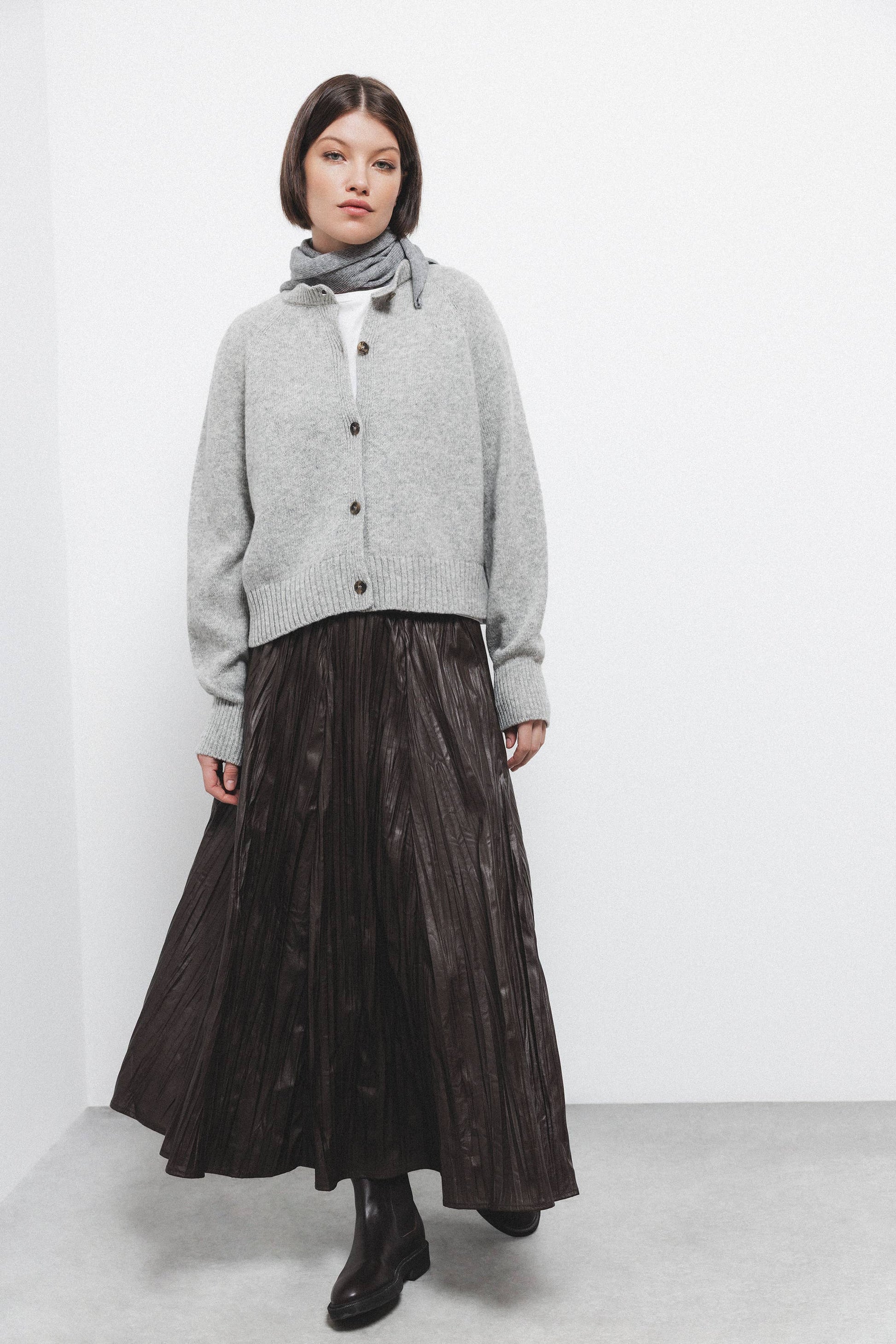 Cardigan in lana a maglia rasata con bottoni a contrasto