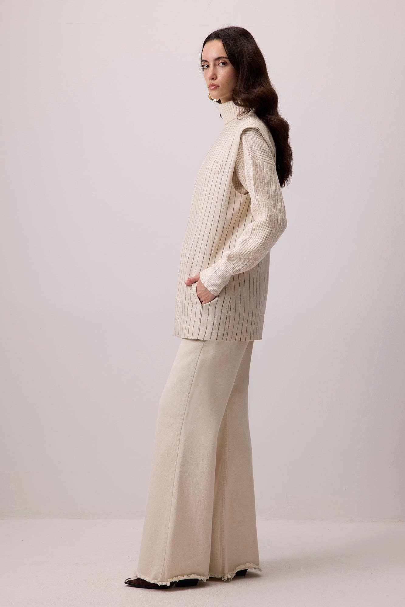 Gilet a collo alto a righe in misto lino e cotone