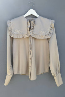Camicia in misto cotone con maxi colletto marinara e volant