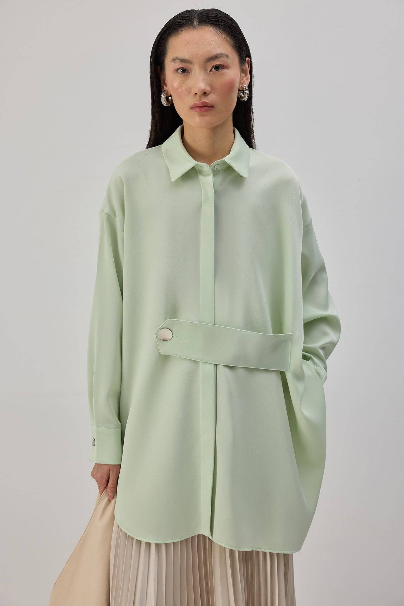 Camicia oversize in raso con fascia