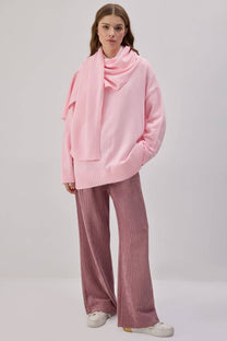 Maglione in maglia rosa con sciarpa integrata