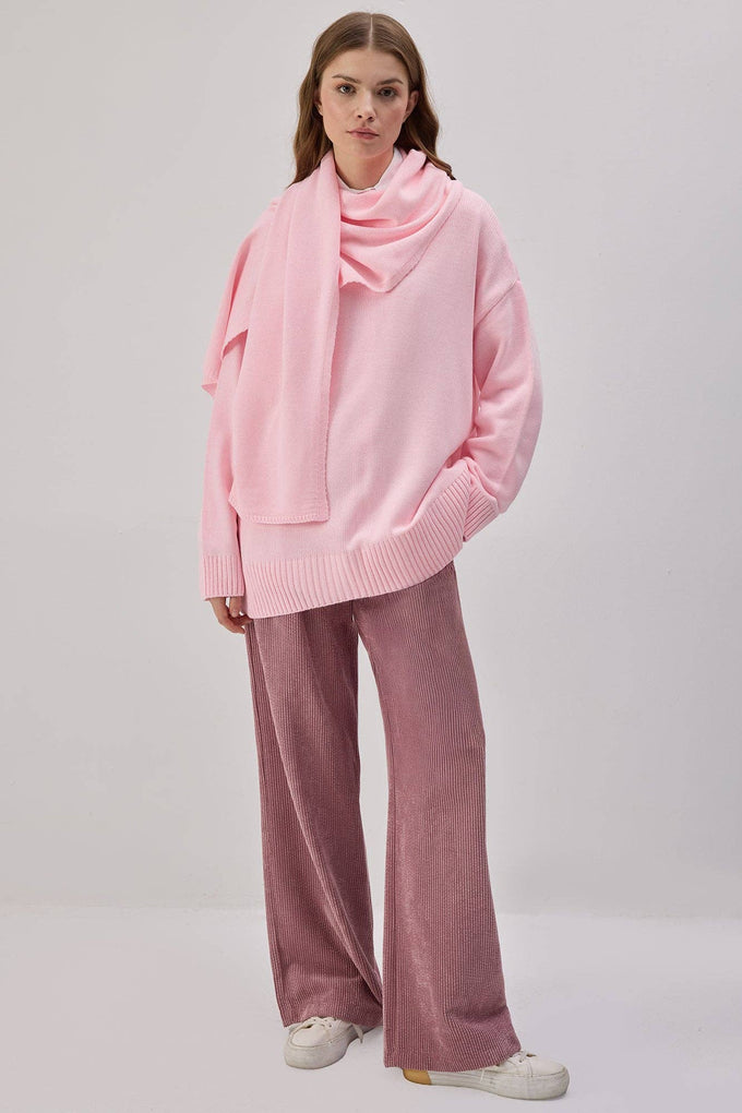 Maglione in maglia rosa con sciarpa integrata
