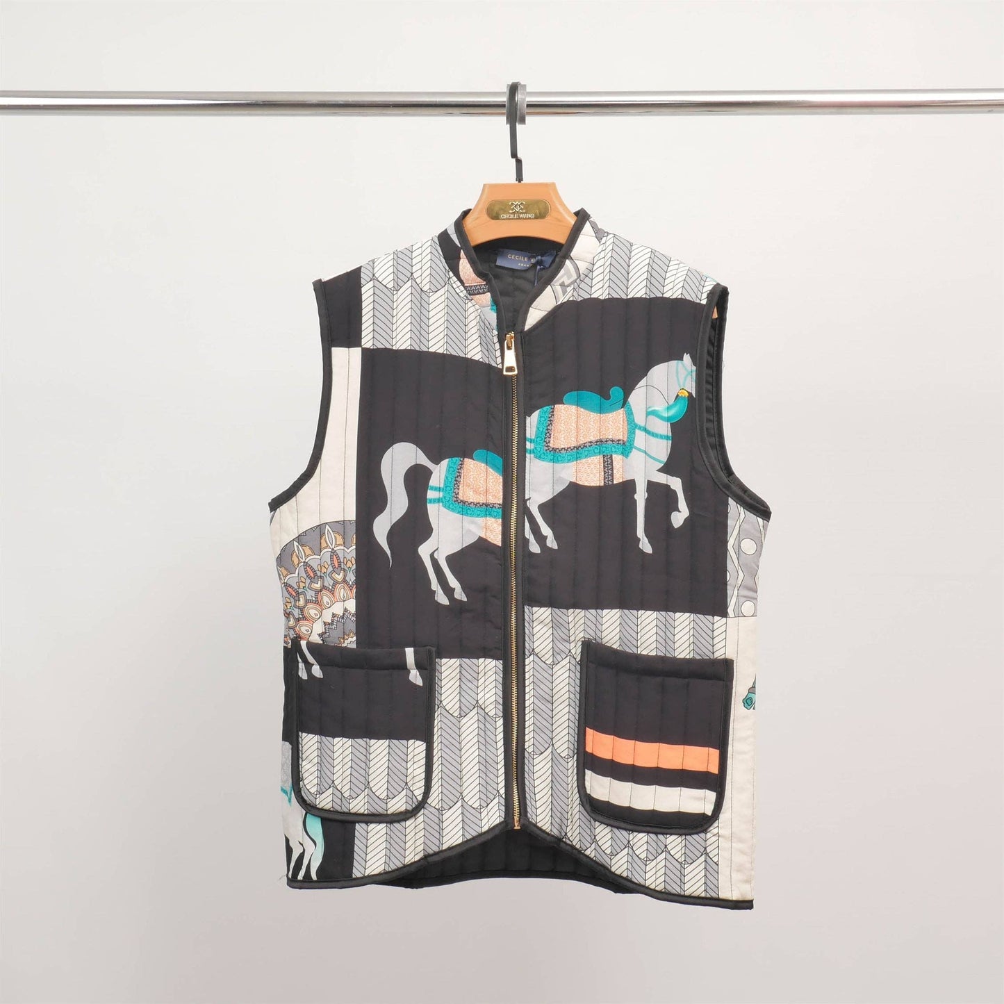 Gilet trapuntato smanicato con stampa cavalli