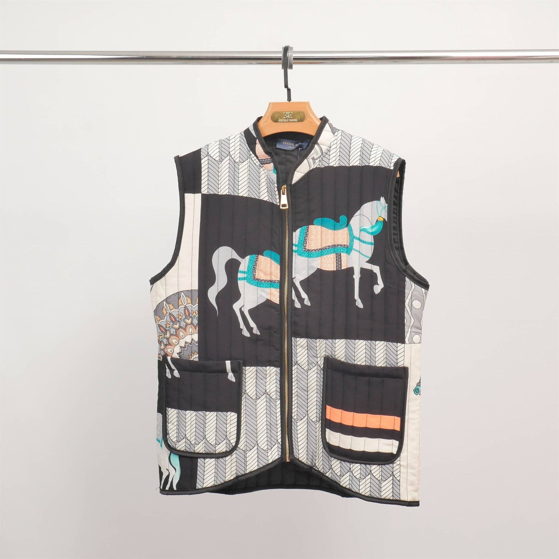 Gilet trapuntato smanicato con stampa cavalli