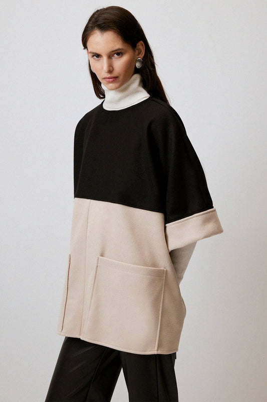 Poncho bicolore con risvolti a contrasto