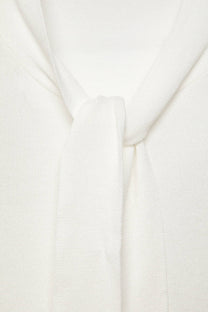 Maglione in maglia rasata con scollo a V e fiocco