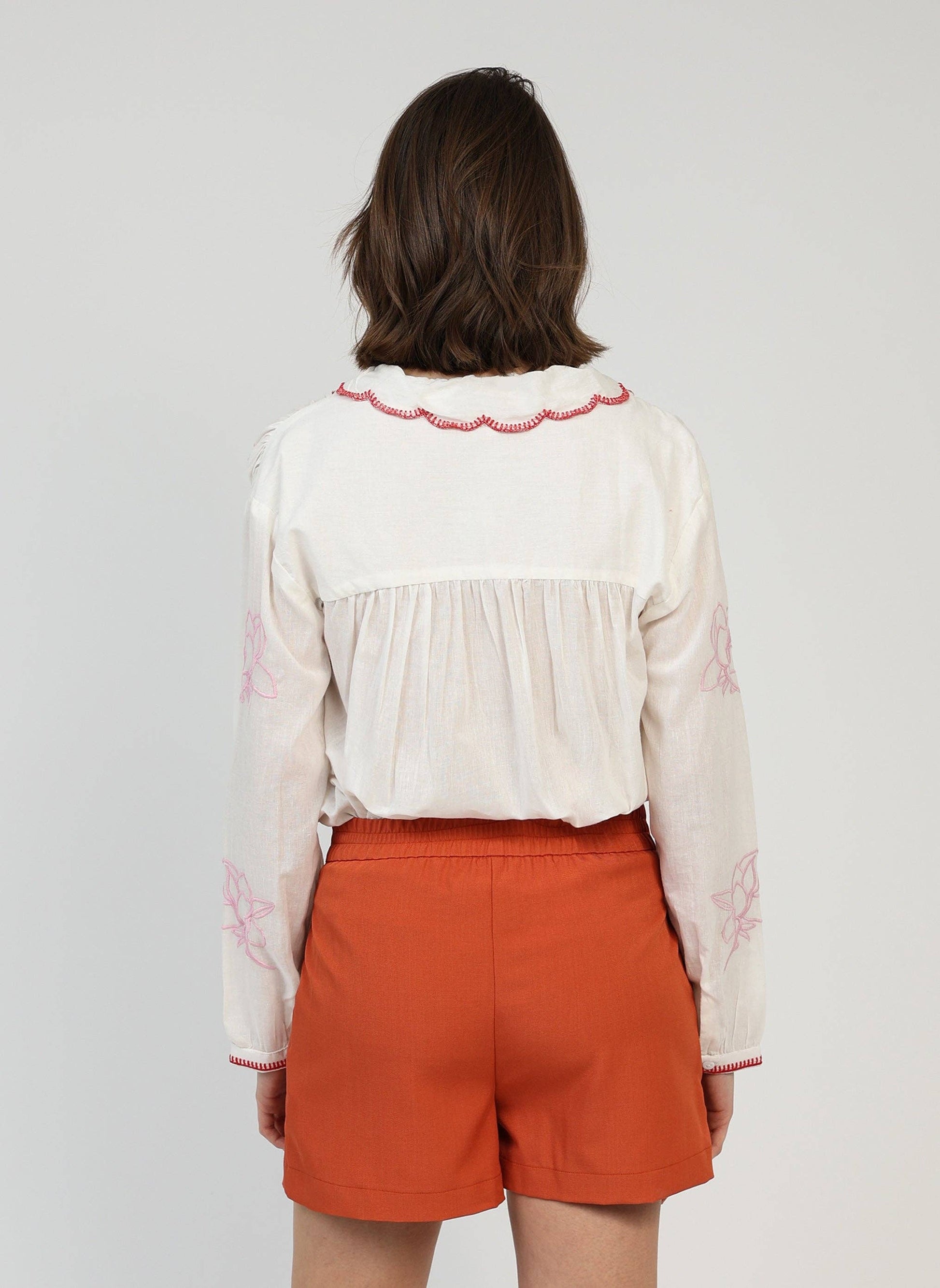 Camicia blusa Soumila écru ricamata in voile di cotone