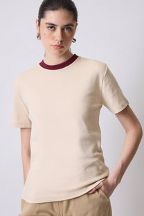 T-shirt in cotone beige con collo a costine a contrasto