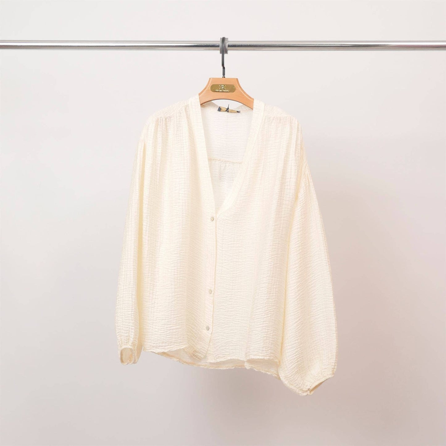 Blusa testurizzata con bottoni e scollo a V