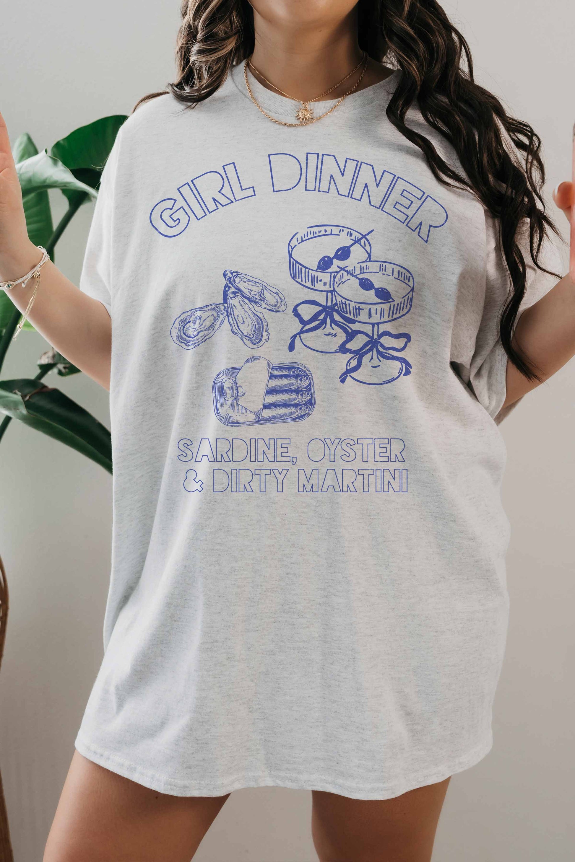 T-shirt oversize grafica “Girl Dinner”