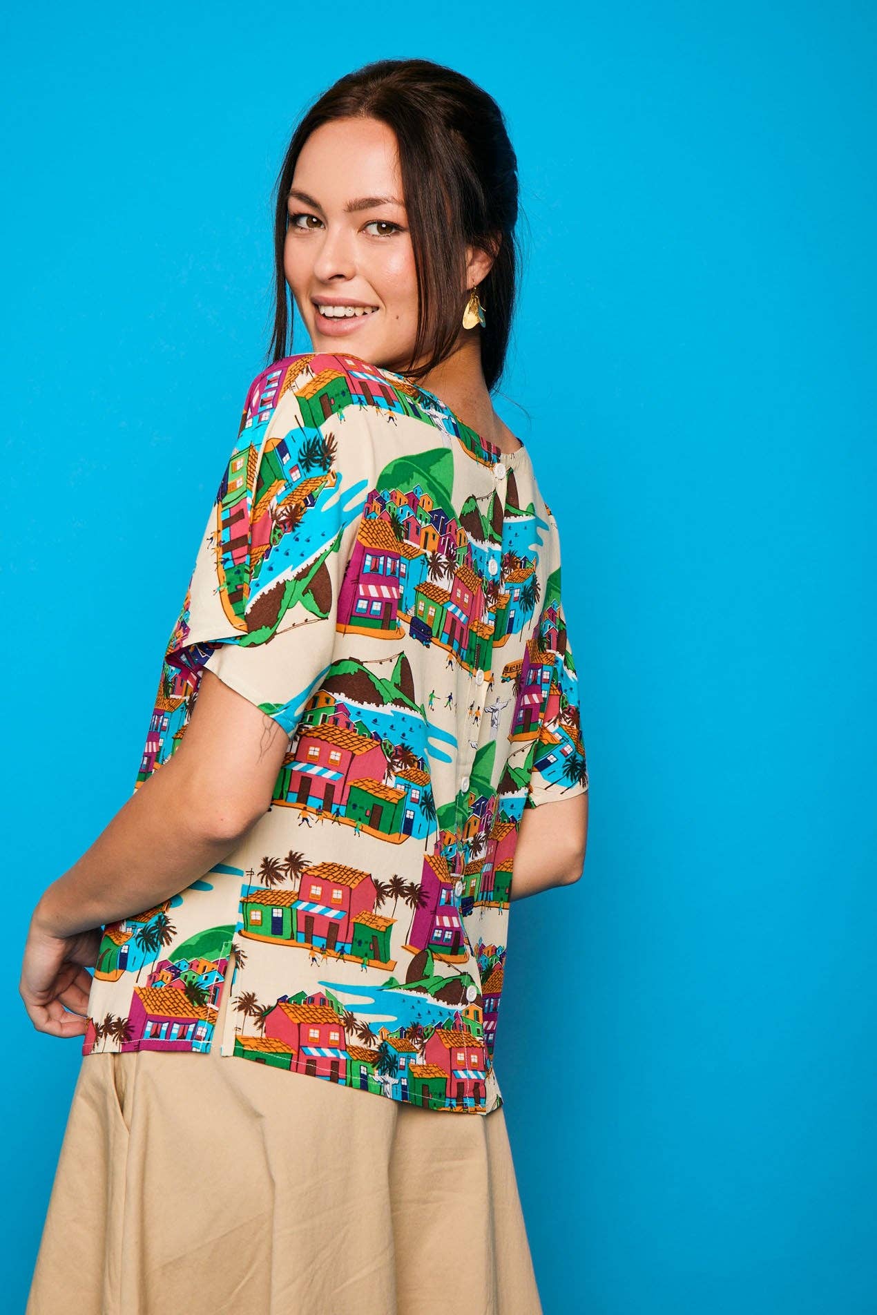 Camicia Gandía Casas a maniche corte con bottoni sulla schiena