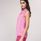Blusa in raso stampato senza maniche con scollo a V