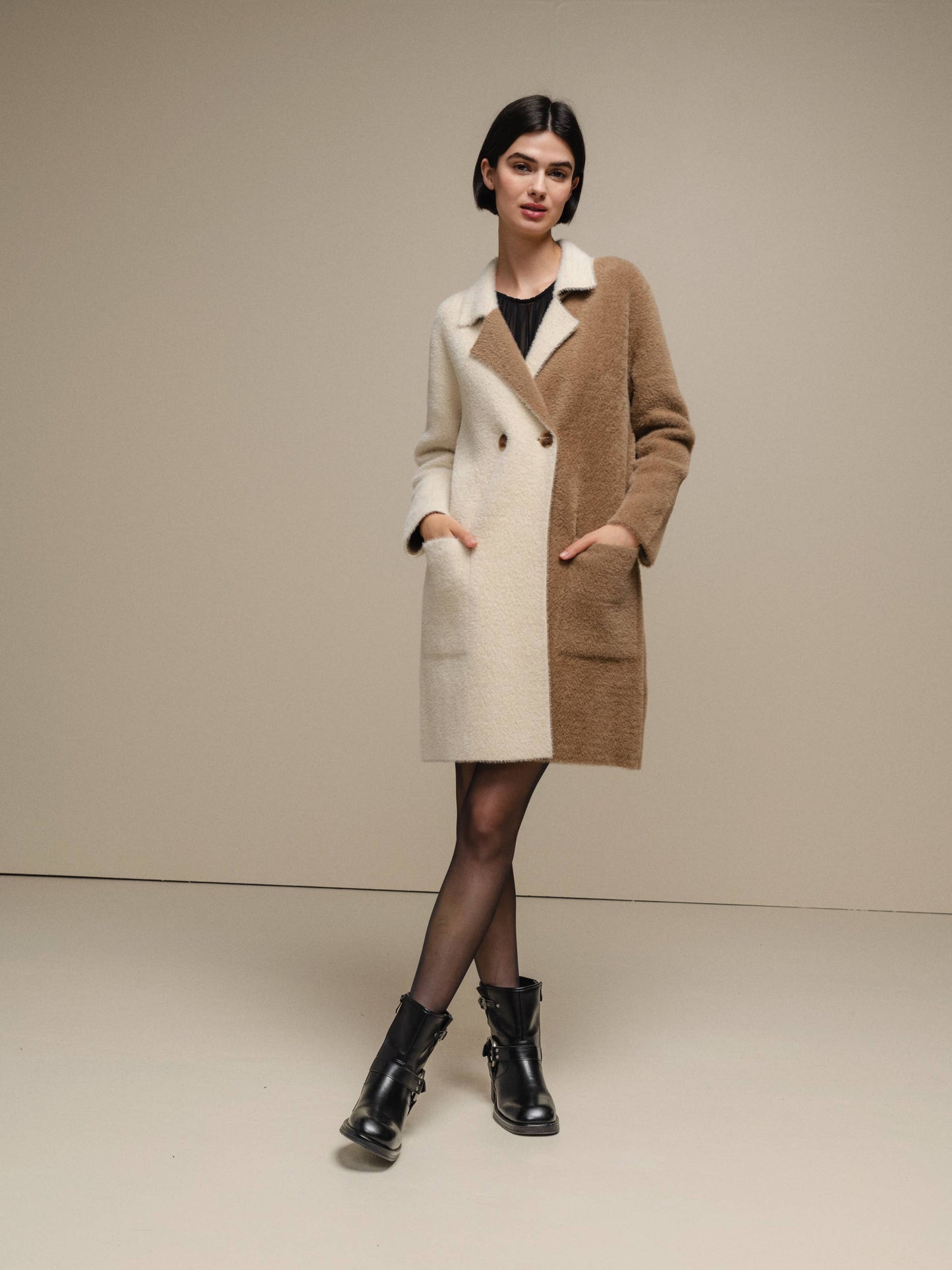 Cappotto bicolore effetto bouclé cammello e panna