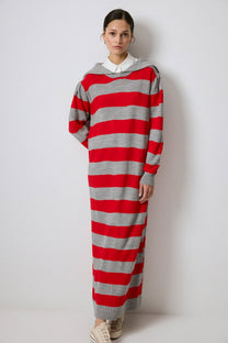 Abito lungo in maglia a righe con colletto ampio