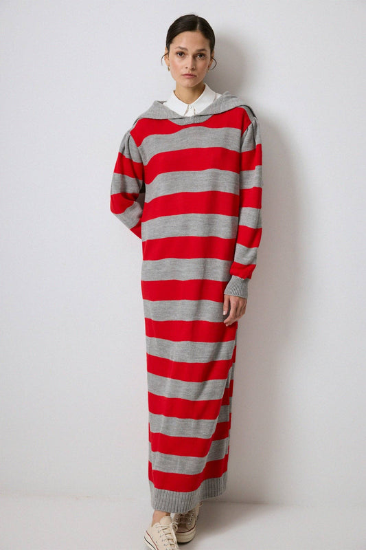 Abito lungo in maglia a righe con colletto ampio