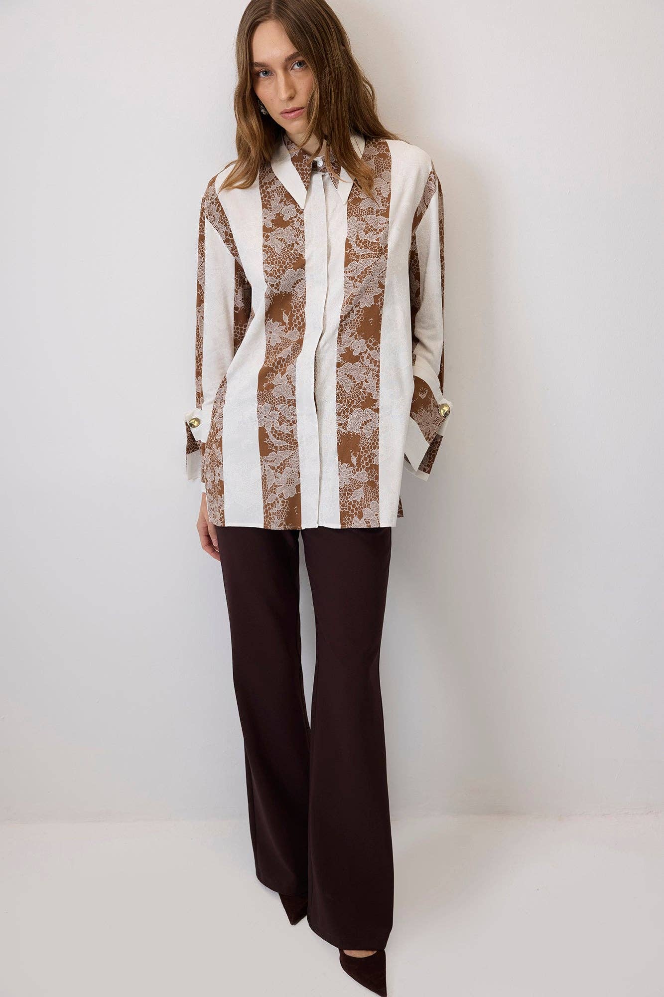 Camicia in viscosa a righe con motivo pizzo e polsini ampi