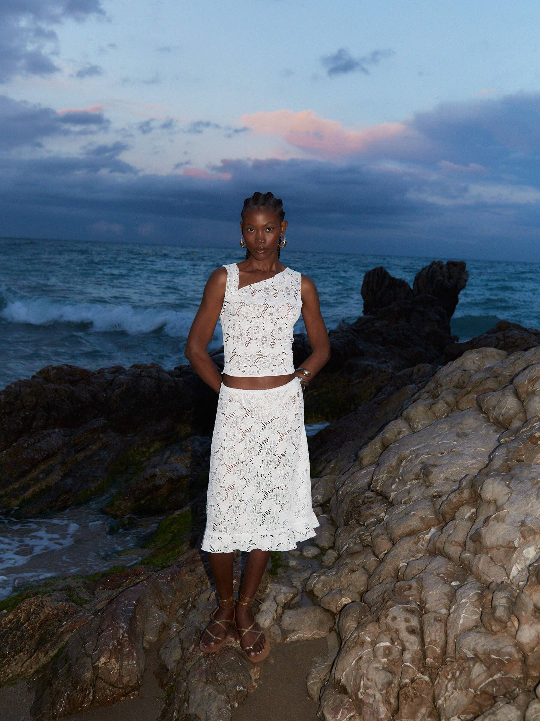 Top asimmetrico in pizzo bianco scintillante