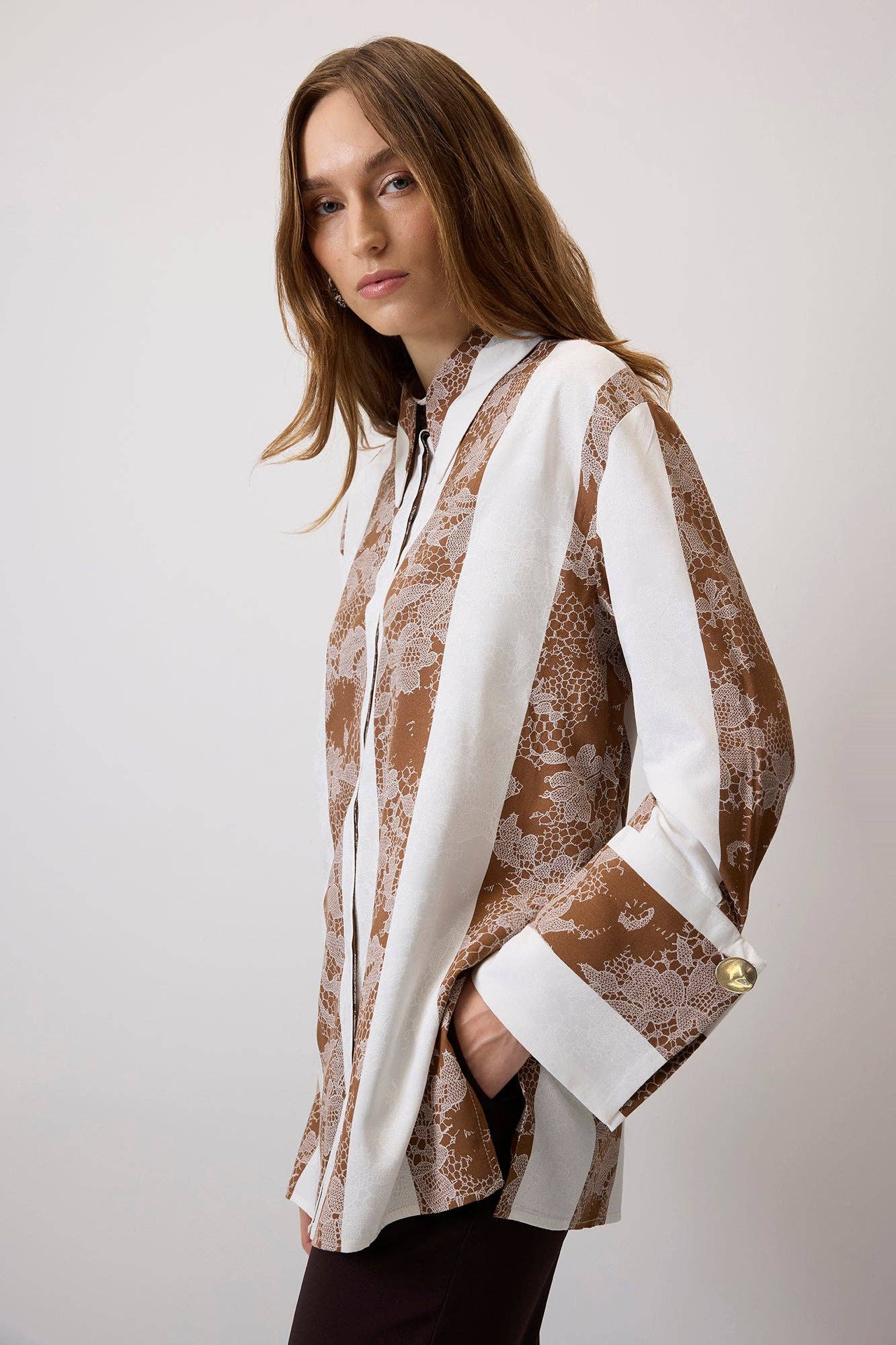 Camicia in viscosa a righe con motivo pizzo e polsini ampi