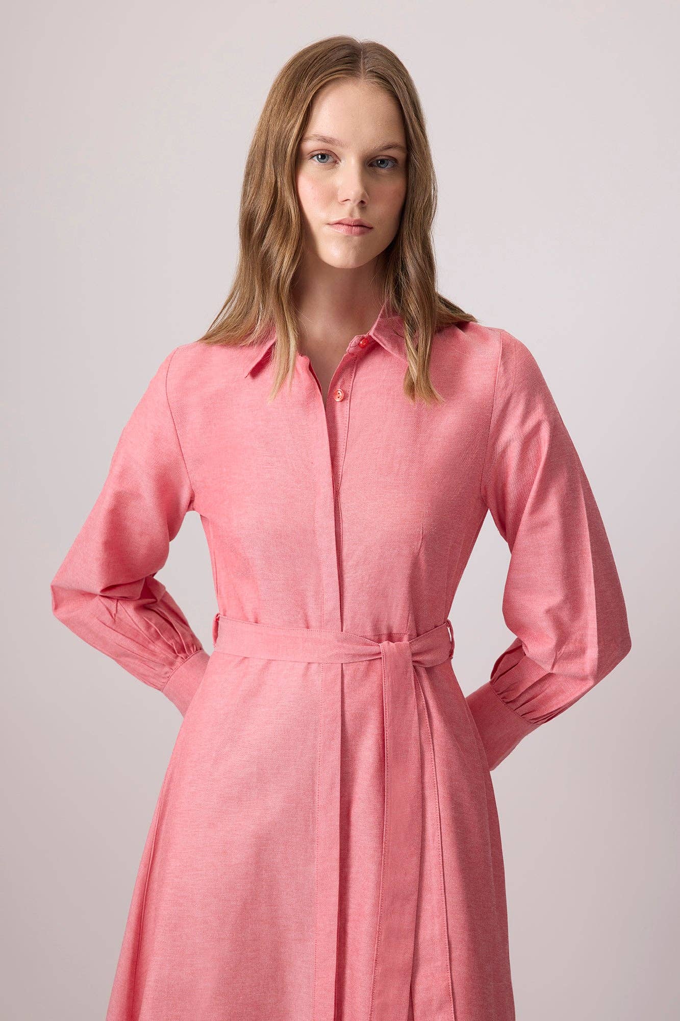 Abito camicia rosa con cintura in misto cotone