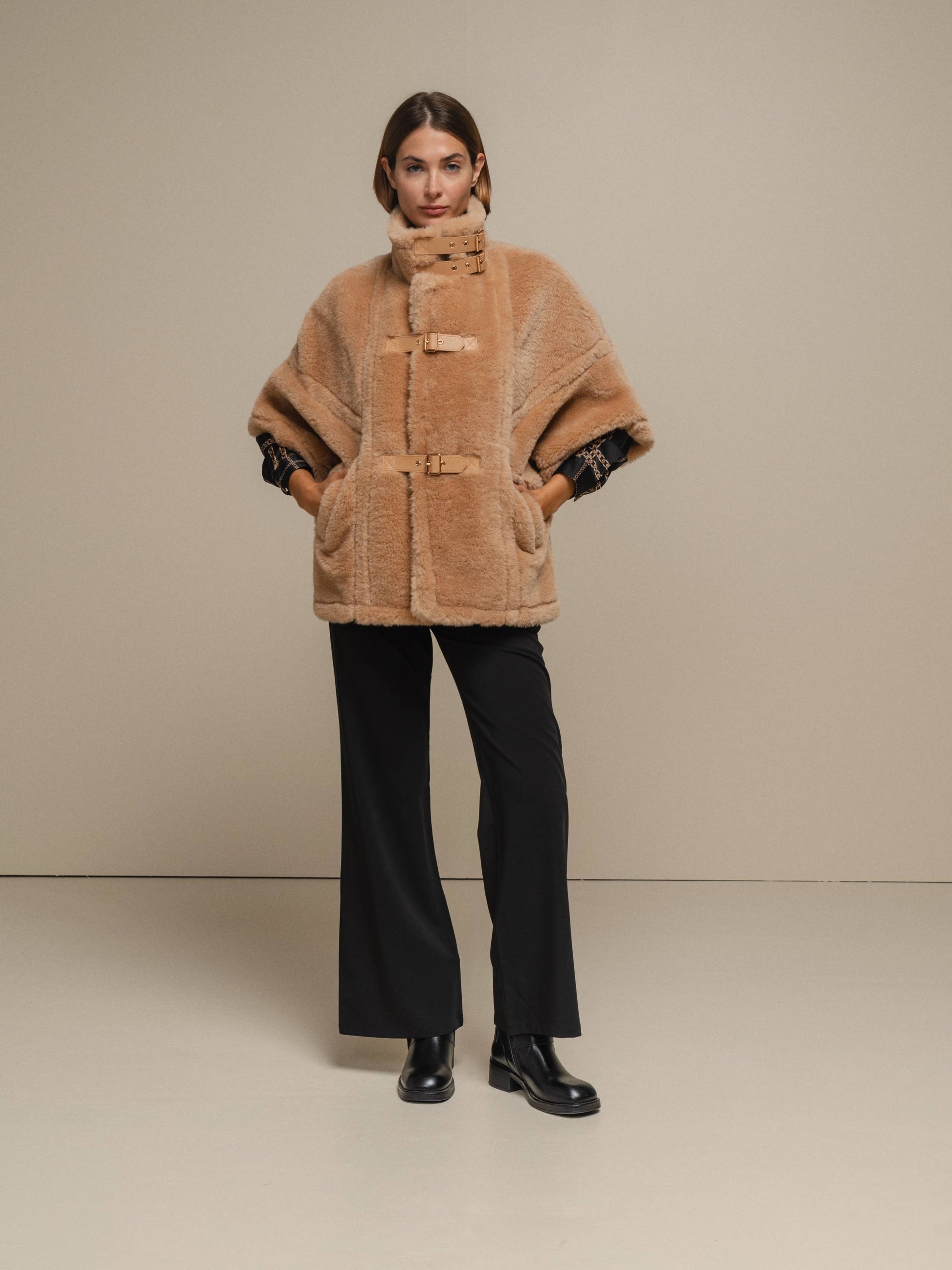 Cappotto teddy corto con collo alto e fibbie