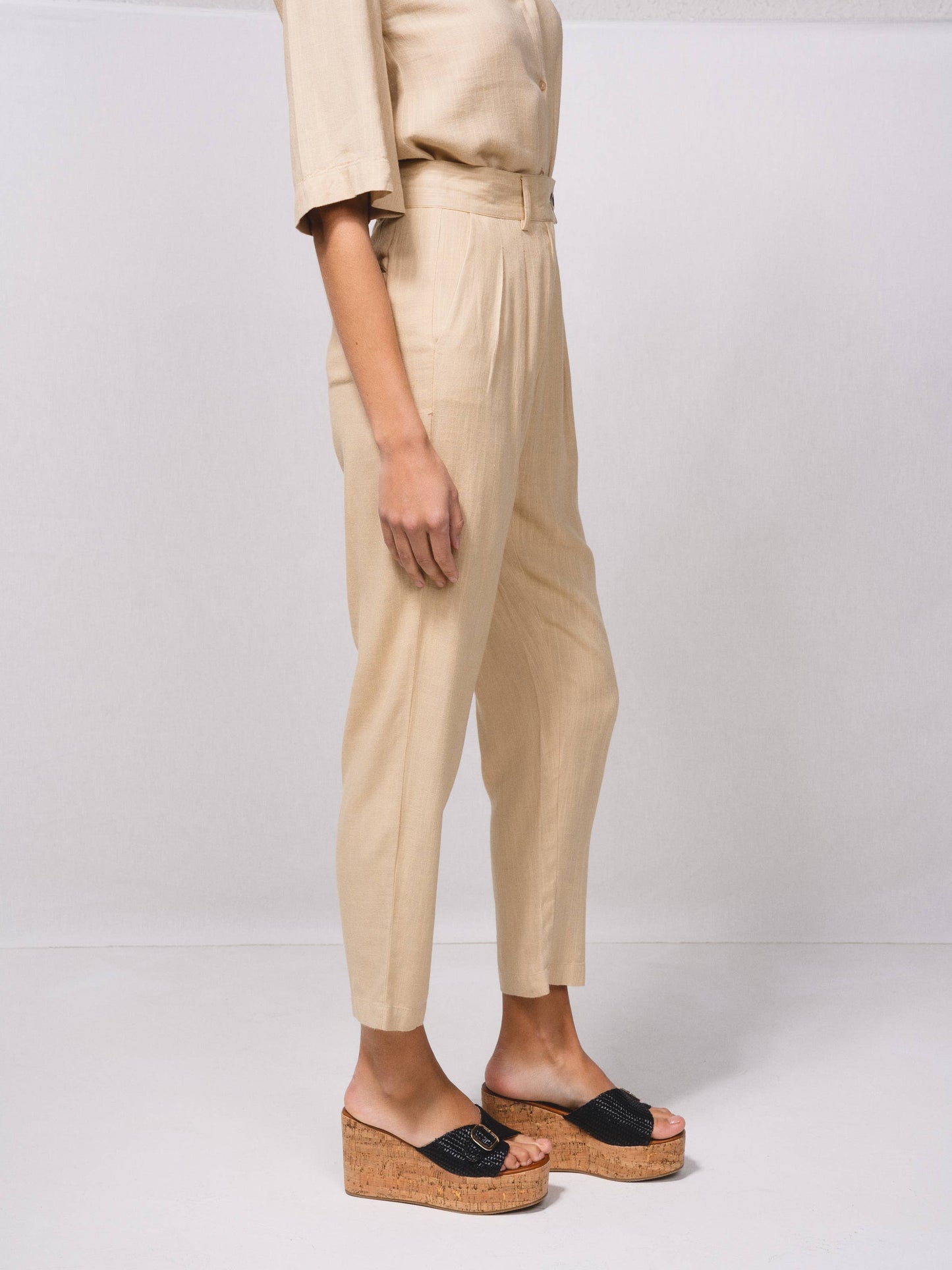 Pantaloni a vita alta in misto lino con pinces