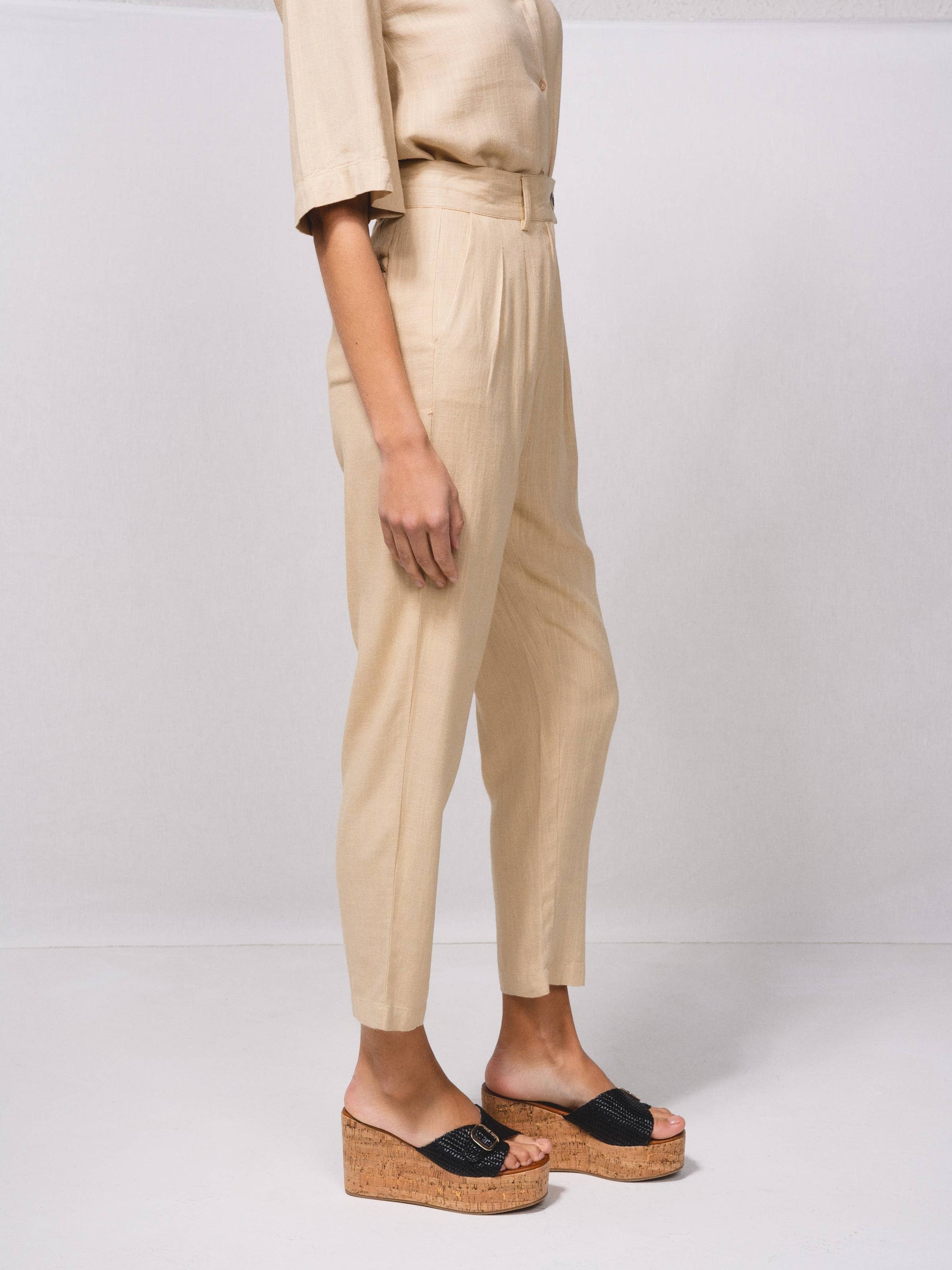 Pantaloni a vita alta in misto lino con pinces