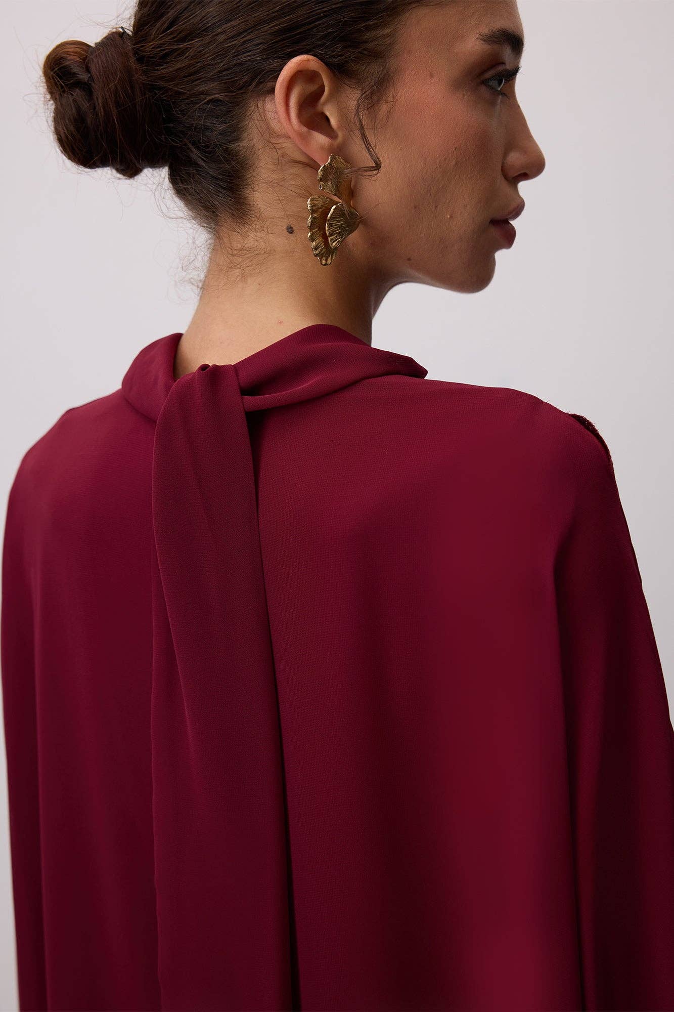 Abito in chiffon bordeaux con maniche a pipistrello
