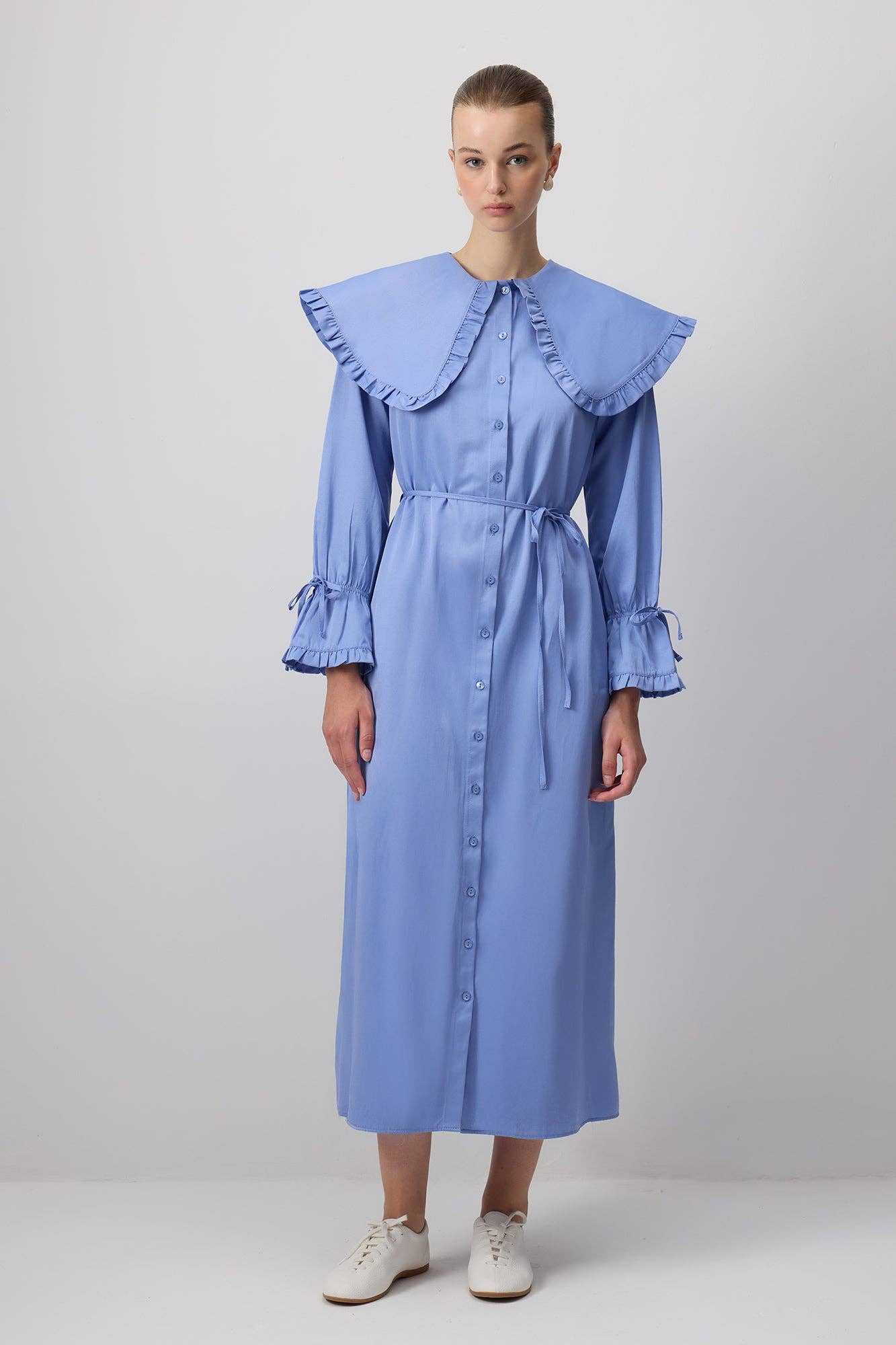 Abito camicia con maxi colletto arricciato