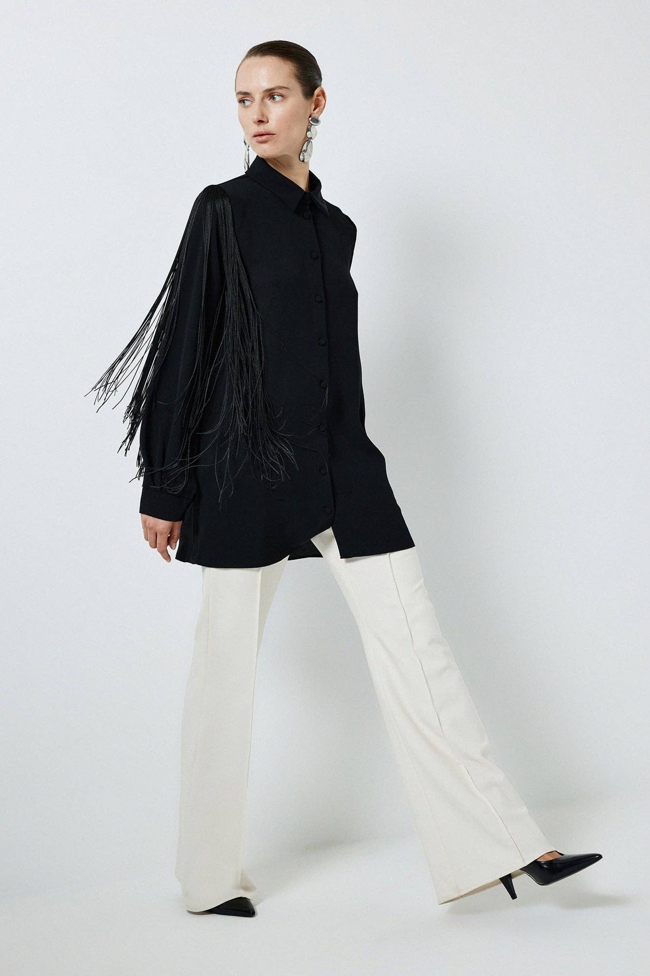 Camicia in crêpe nera con maniche a nappine