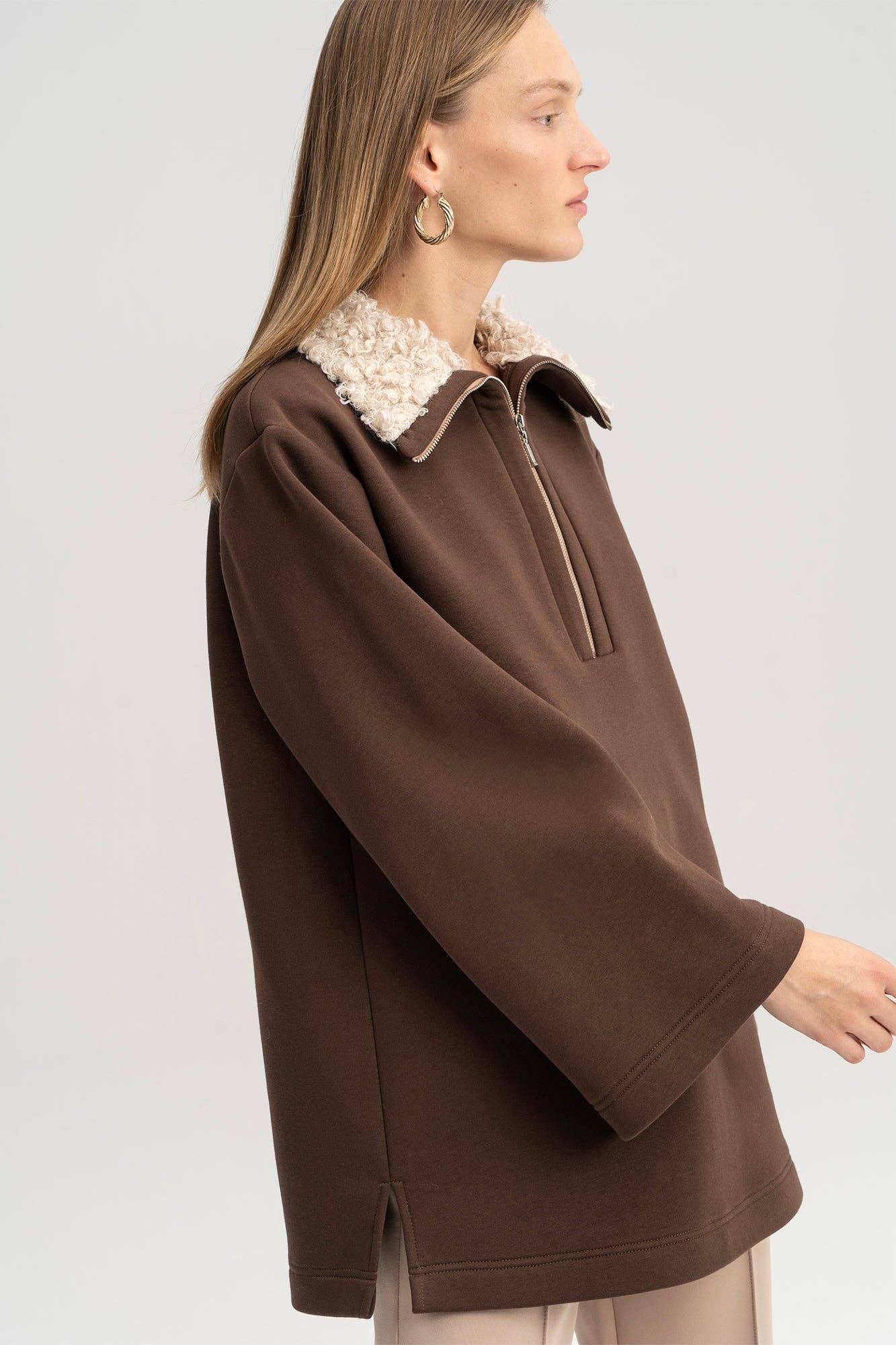 Felpa lunga con collo in eco-pelliccia e zip