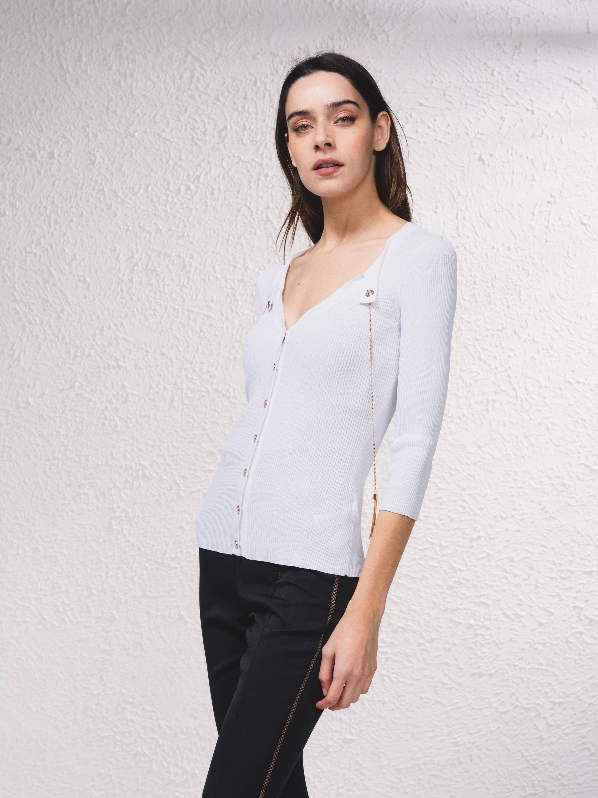 Cardigan in maglia a coste con catene dorate