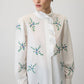 Camicia in popeline ricamata a fiori con volant