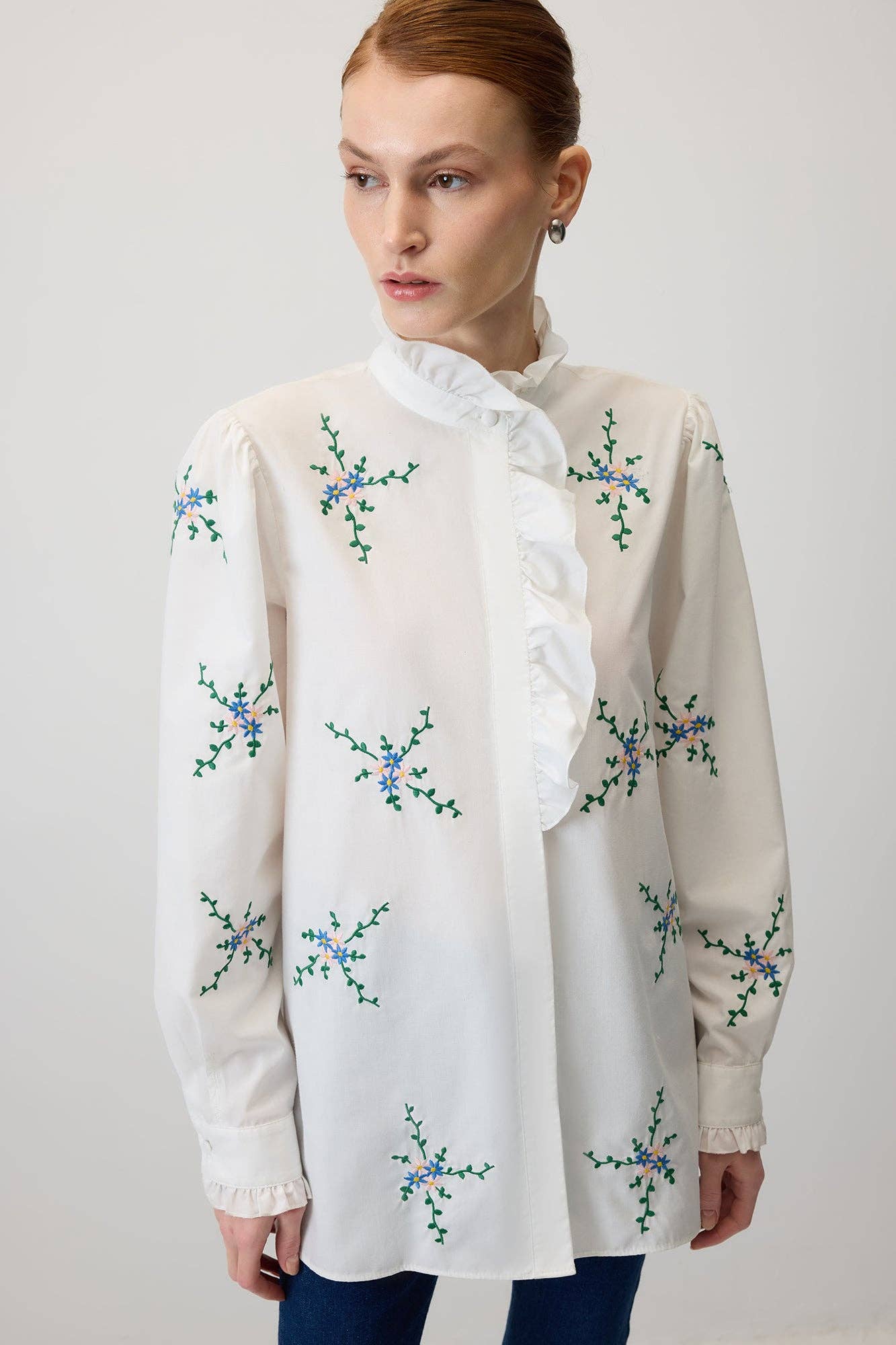 Camicia in popeline ricamata a fiori con volant