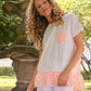 T-shirt donna bianca con inserti stampati e taschino