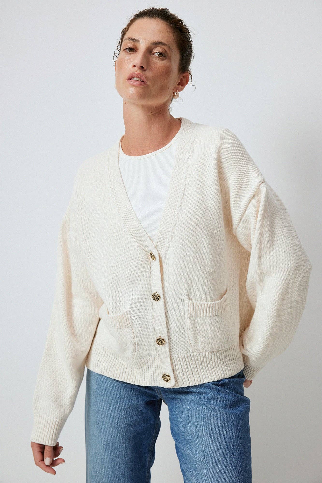 Cardigan in maglia crema con tasche e bottoni
